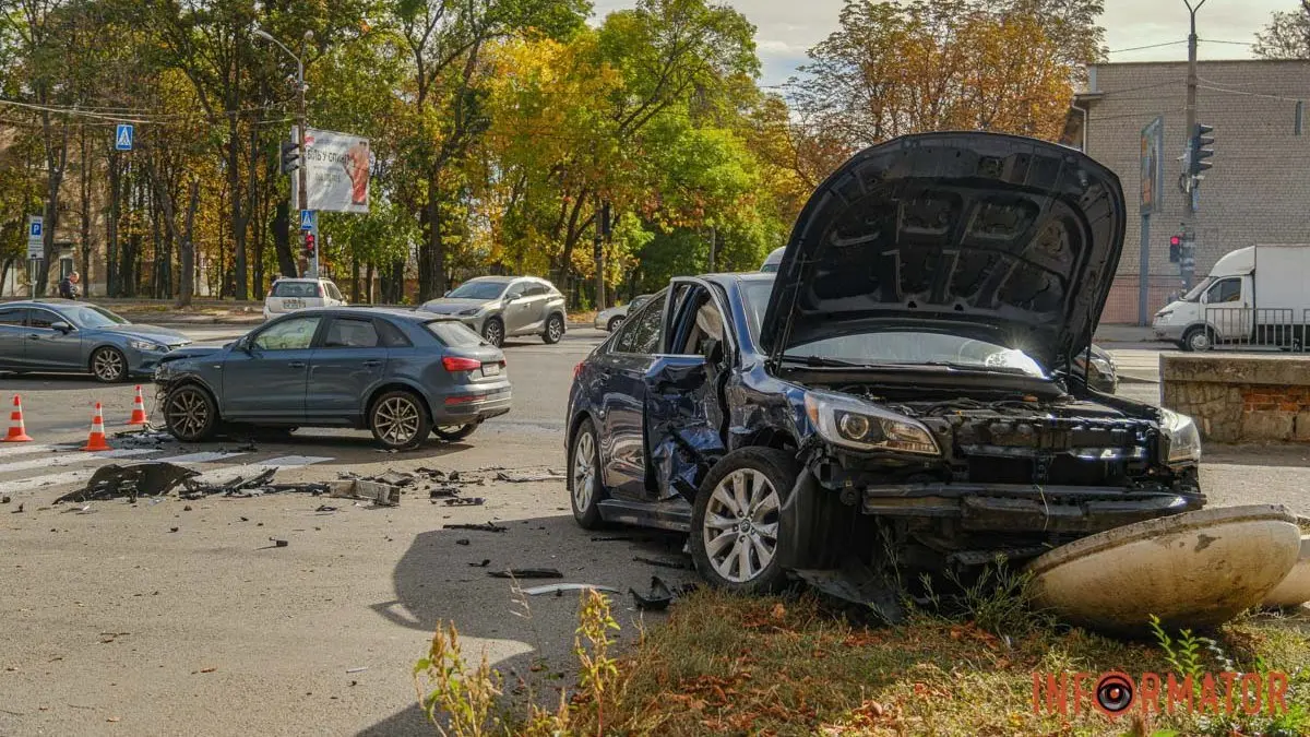 У Дніпрі проспекті Богдана Хмельницького Subaru влетіла в Audi та виїхала на тротуар