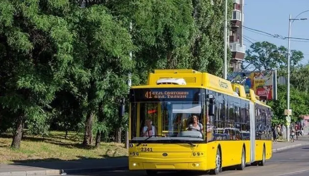 На вулиці Якуба Коласа ліквідовують наслідки атаки на Київ: рух транспорту змінено