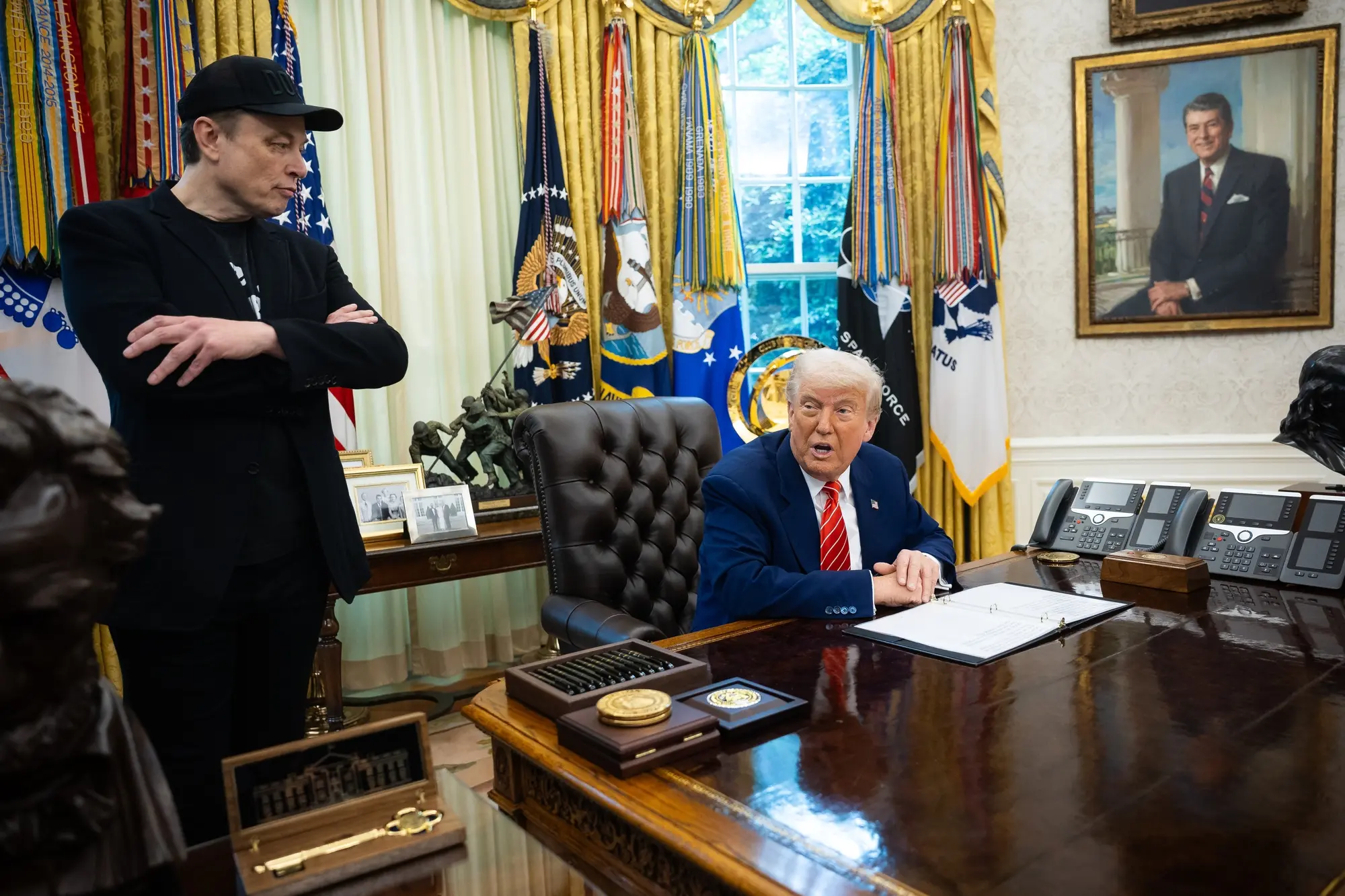 "Сошел с ума". Трамп резко отреагировал на идею Маска о создании новой партии в США