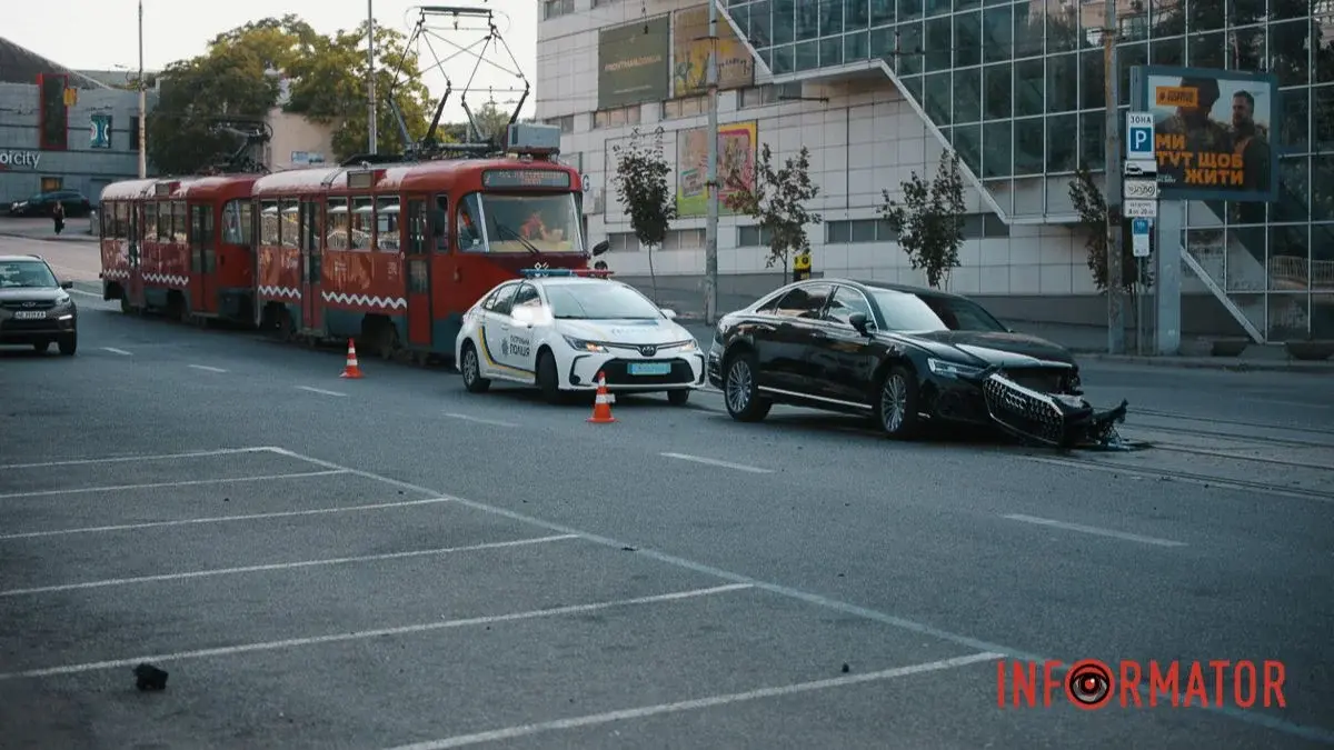 У Дніпрі на Степана Бандери біля ТЦ «Приозерний» Audi врізалась у трамвай №7