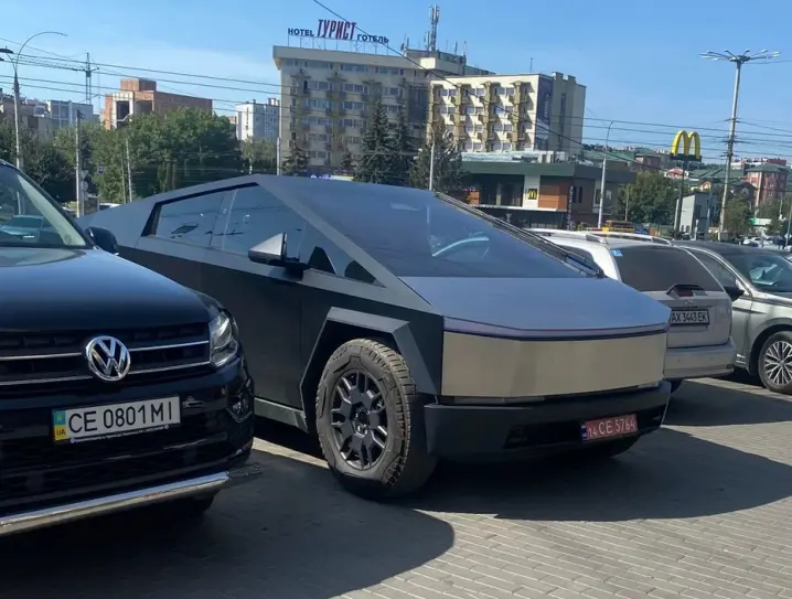 У Чернівцях помітили футуристичний пікап Tesla Cybertruck вартістю понад 100 тисяч доларів