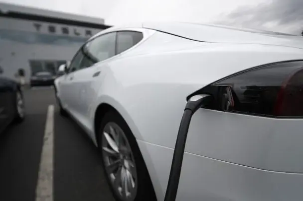 Чоловік та двоє дітей згоріли живцем усередині Tesla: чому рятувальники виявилися безсилими