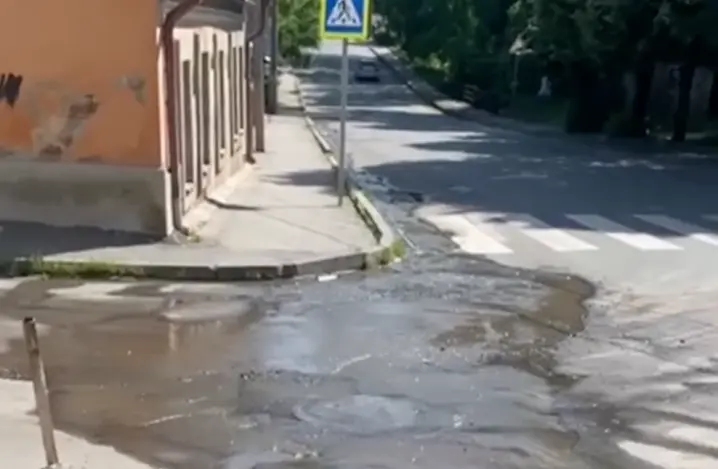 Знову аварія: великий район Чернівців залишився без води