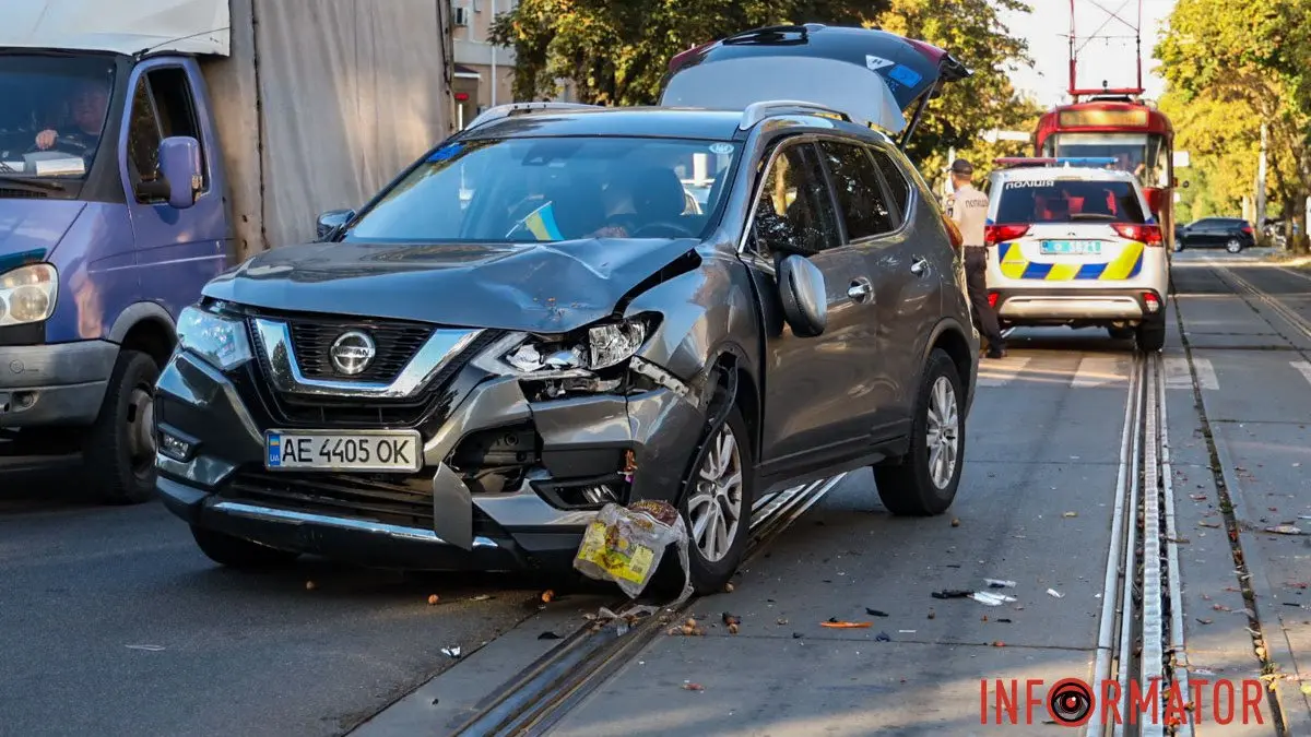 У Дніпрі на Михайла Грушевського поблизу пішохідного переходу Nissan збив жінку: постраждала в лікарні