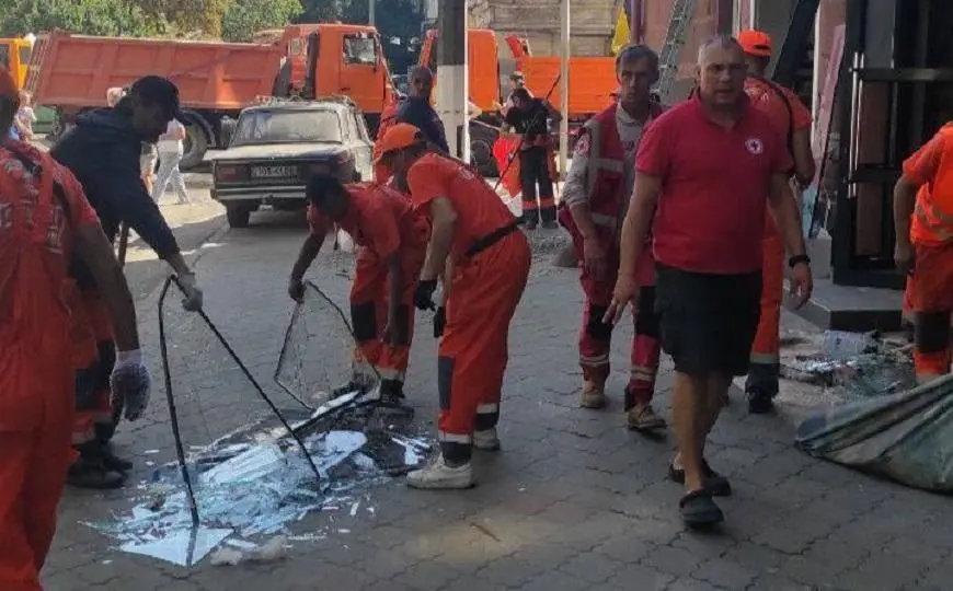 Внаслідок ворожої атаки в Одесі вибито близько 300 вікон (фото)