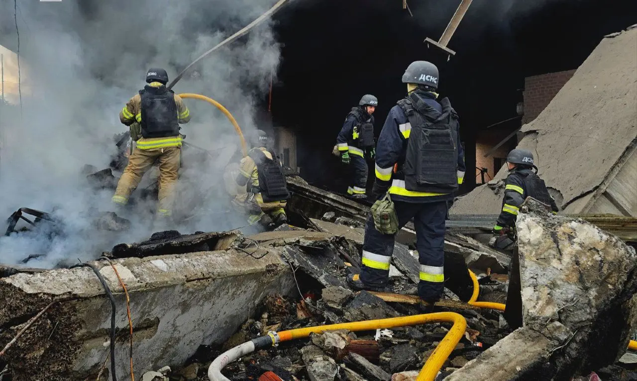 Росіяни атакували Харківщину дронами, а місто Дніпро — ракетами: є постраждалі. ФОТО
