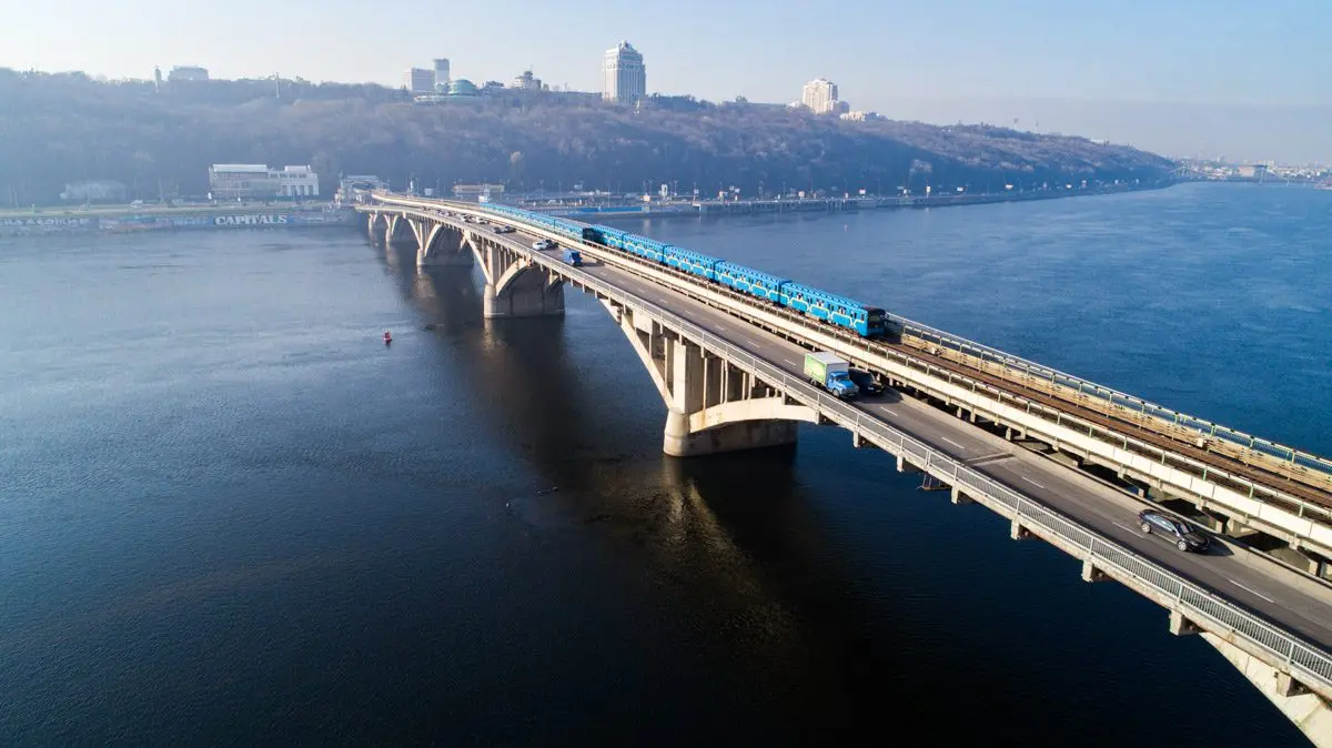 У Києві через дощі відмінили ремонтні роботи на мосту Метро
