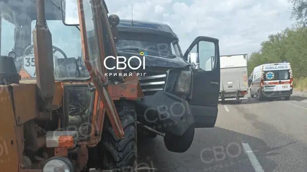 На Дніпропетровщині бус ТЦК влетів у трактор: постраждав 36-річний пасажир