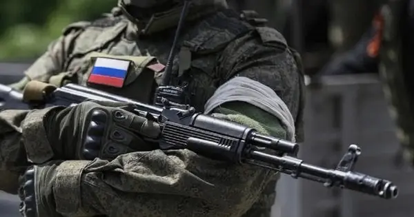 Жителів ТОТ за неявку на псевдовибори змушують підписувати контракт з армією РФ