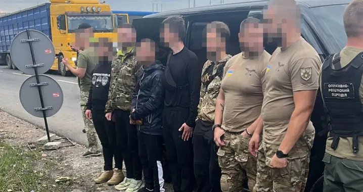 Столичний поліцейський перевозив на Буковину до кордону чоловіків під виглядом спецпризначенців