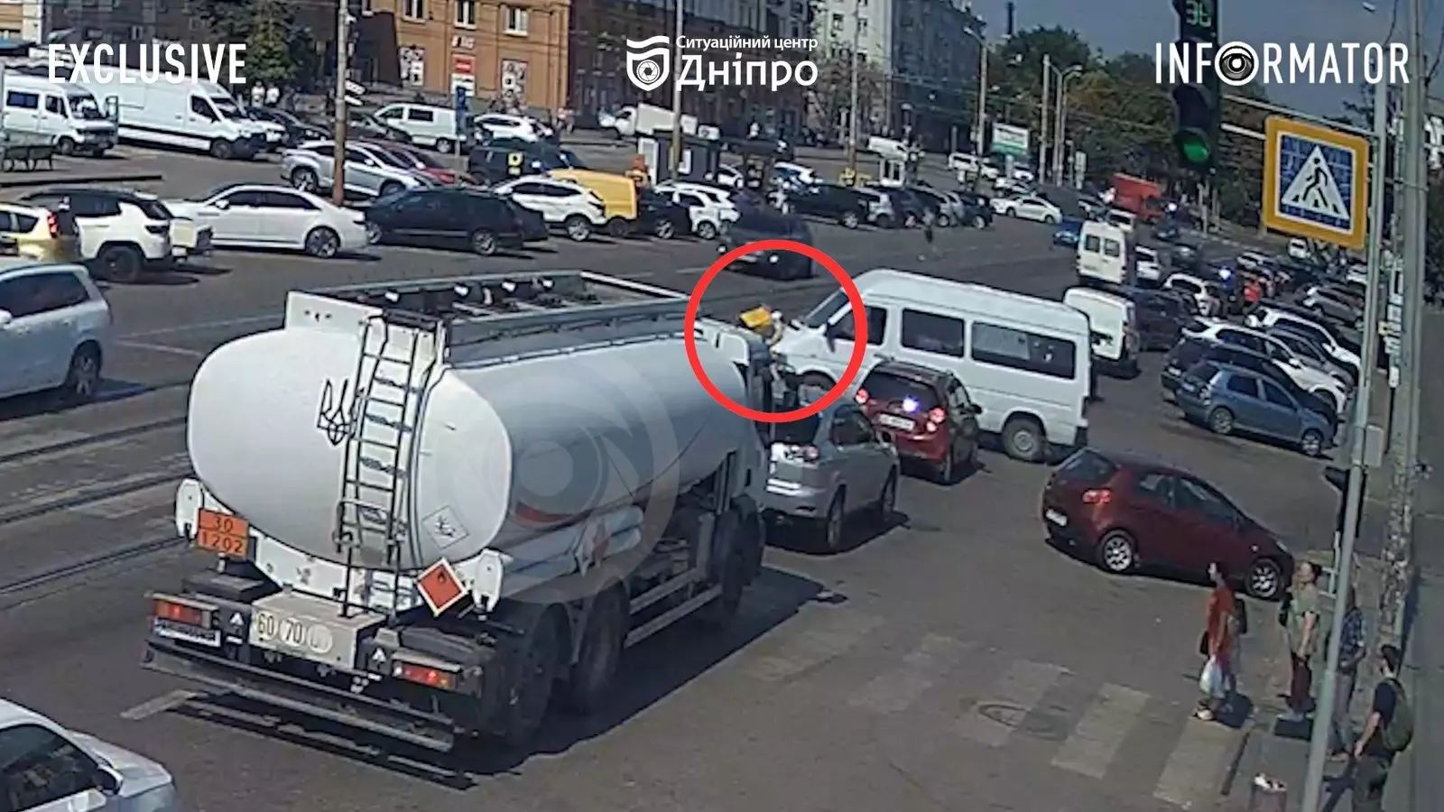 Відео моменту: у Дніпрі поблизу "Озерки" на Степана Бандери зіткнулись бус та кур'єр Glovo на скутері