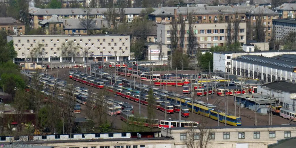 У Києві продовжують капремонт трамваїв: третій вагон оновлюють у Дарницькому депо
