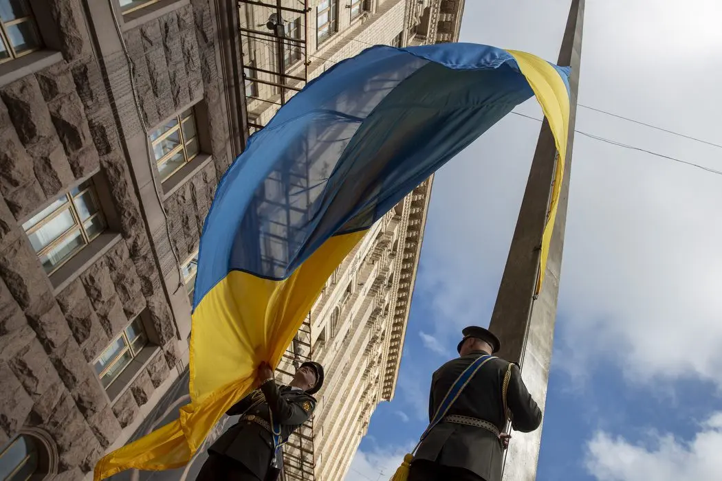 Біля  Київської мерії урочисто підійняли Державний прапор України