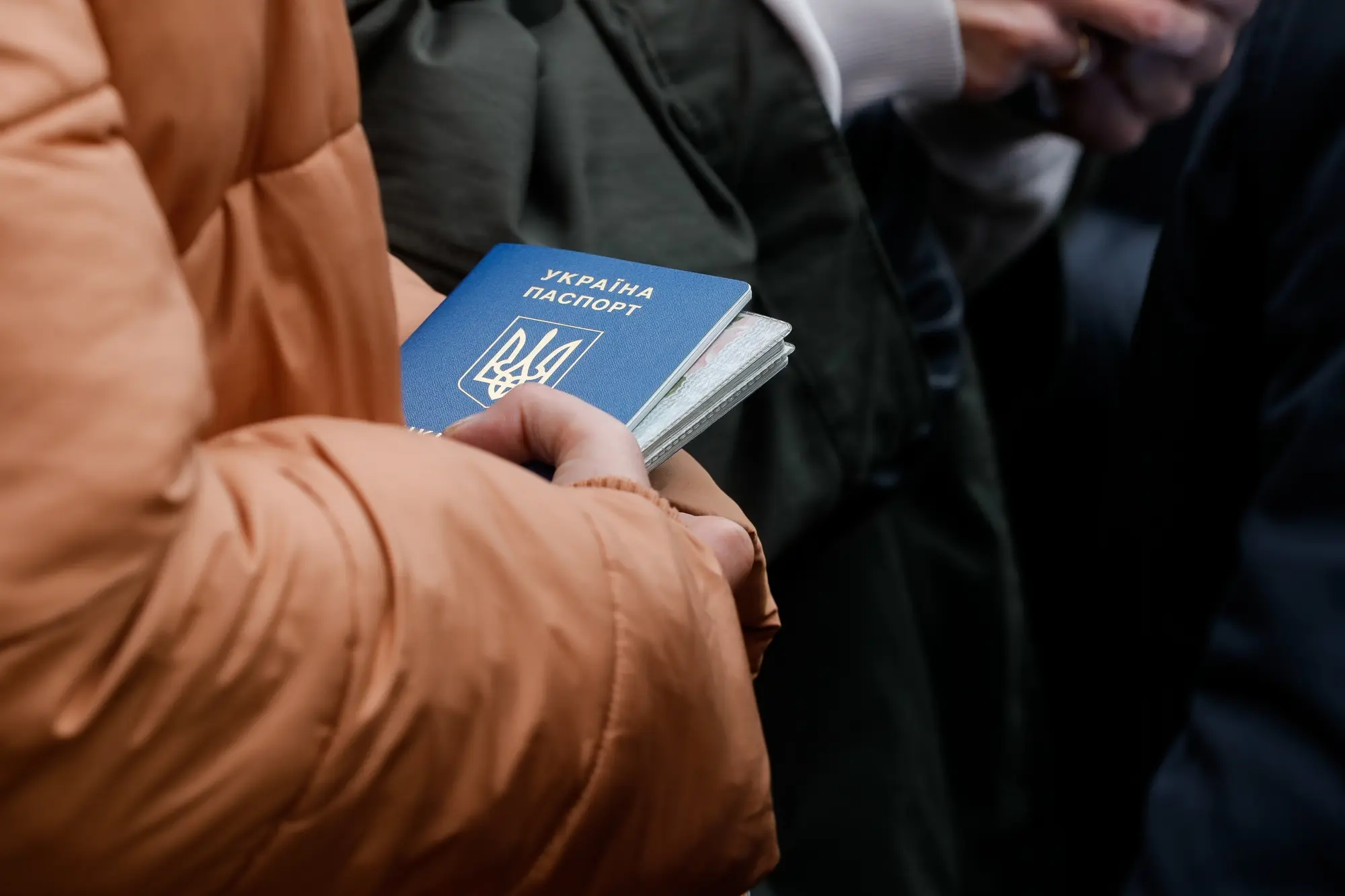 В Раду внесли законопроект о разрешении мужчинам до 22 лет выезжать за границу