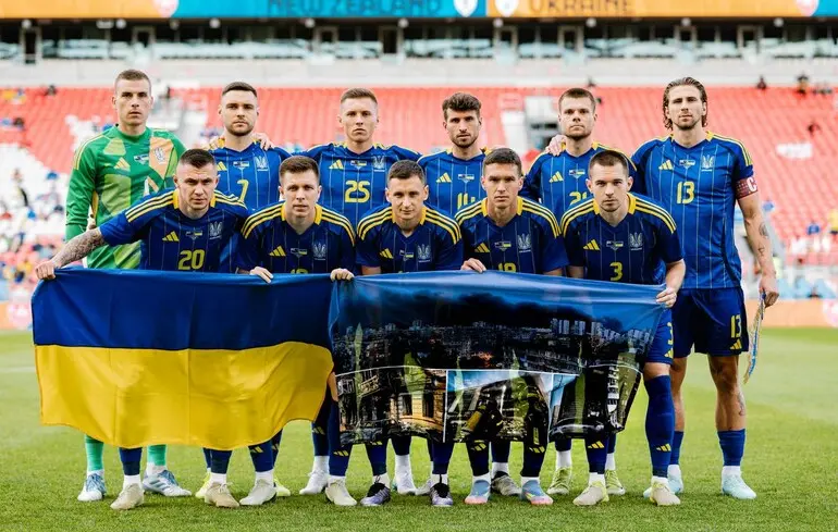 Футболісти збірної України вийшли на матч у Канаді із зображенням Києва після російських обстрілів