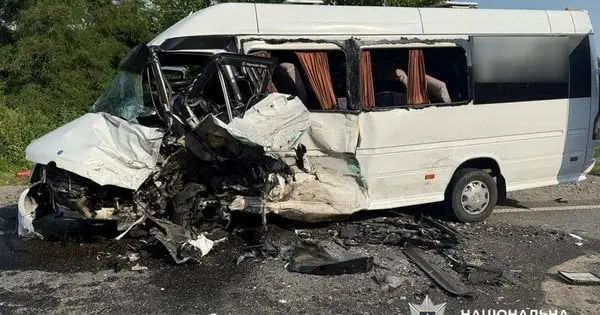 На Хмельниччині у ДТП за участі автобуса постраждали 16 людей