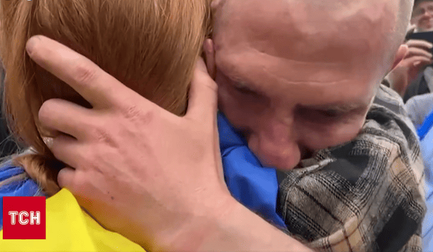 "Чекала на чоловіка 2,5 роки": жінка нарешті зустріла свого коханого з російського полону (відео)