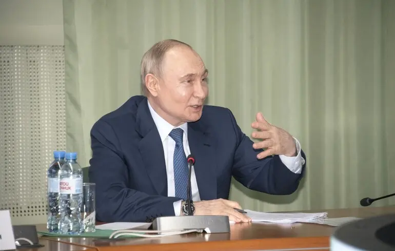 Путін пожартував про захоплення Сум під час візиту в Курську область
