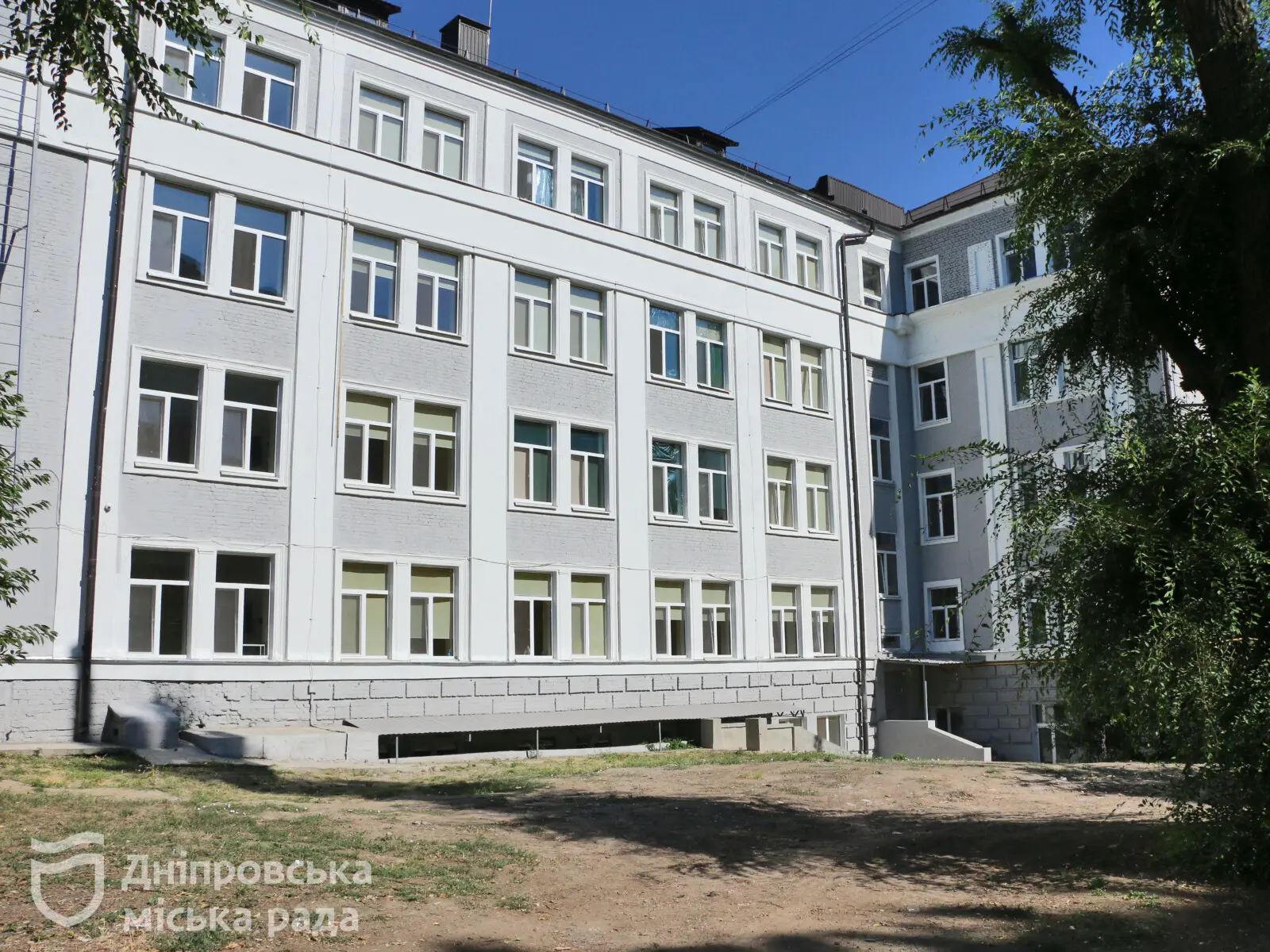 У Дніпрі відкрили перший Центр життєстійкості для переселенців та вручили родинам ключі від соціального житла