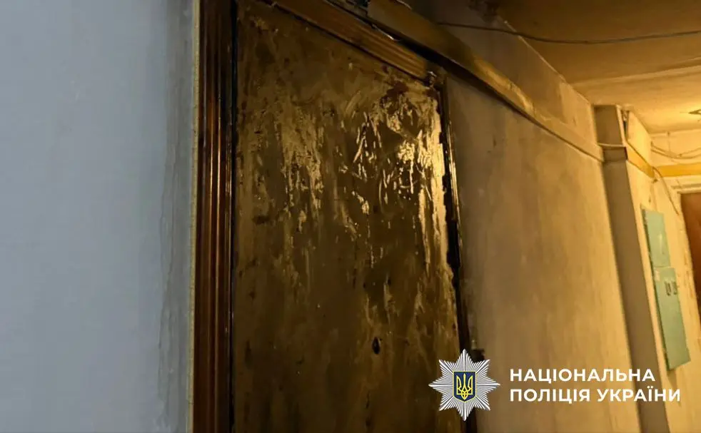 У Подільському районі 31-річний киянин через помсту підпалив двері до квартири знайомої