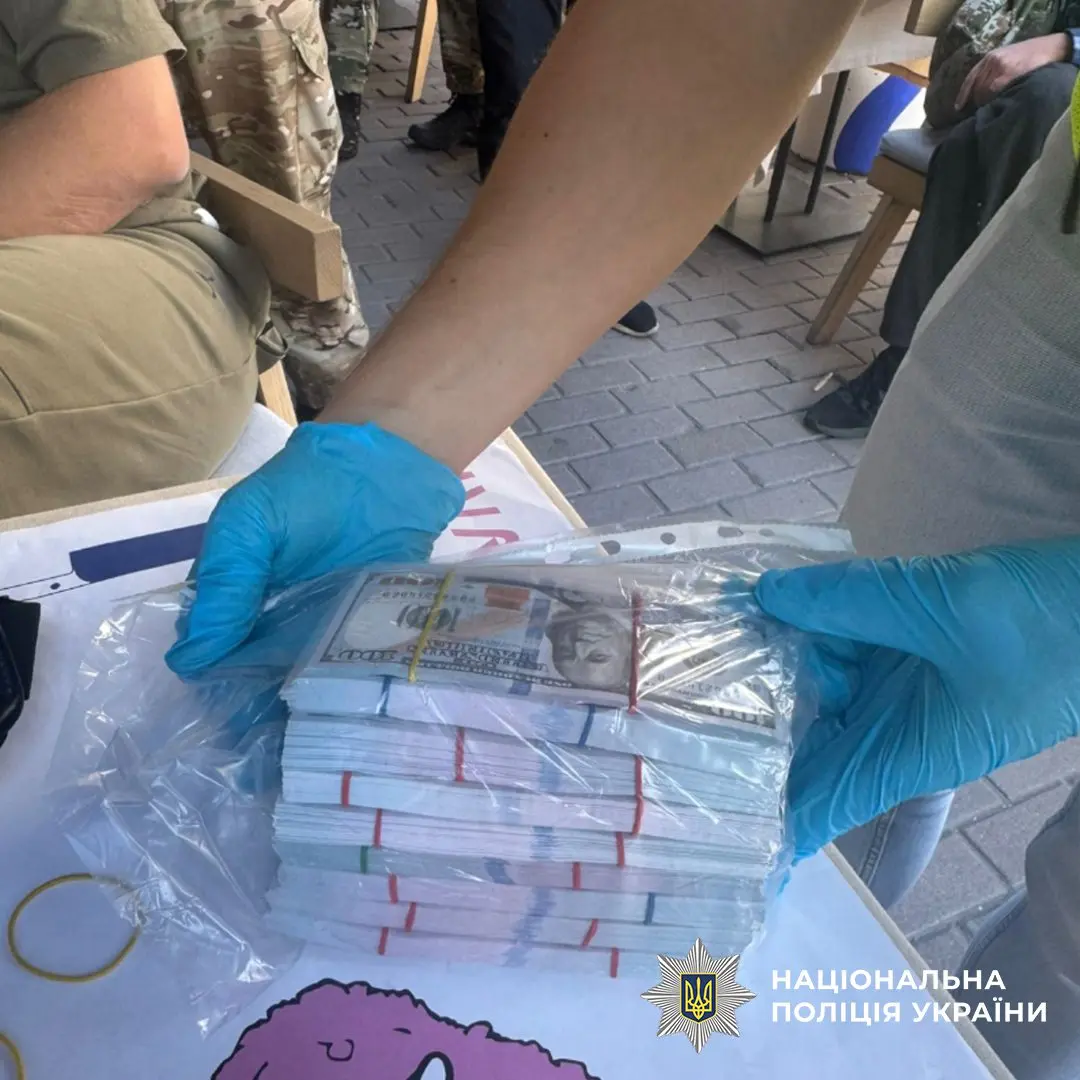У Києві в організатора схеми для ухилянтів вилучили 82 тисячі доларів