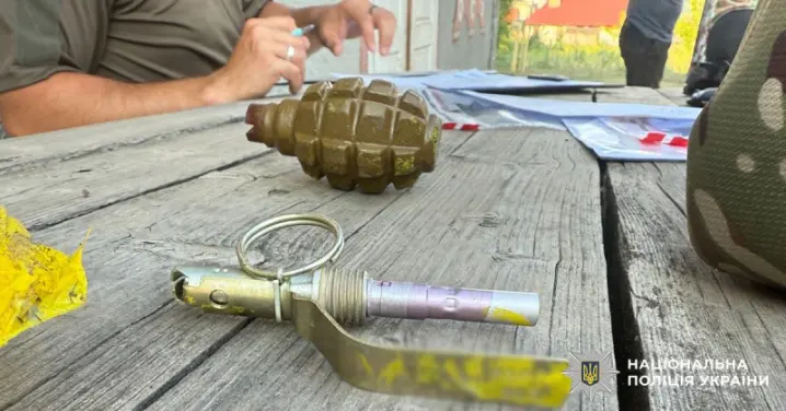 На Буковині у 62-річного чоловіка поліція вилучила гранату