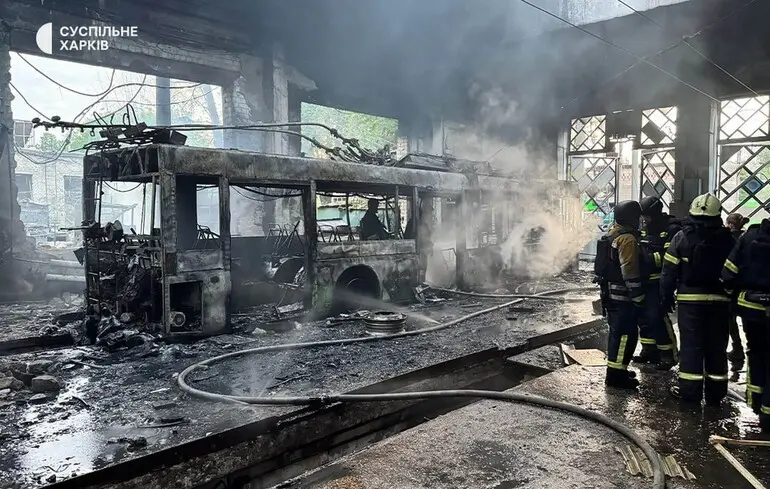 Росіяни розбомбили дронами депо у Харкові: фото наслідків