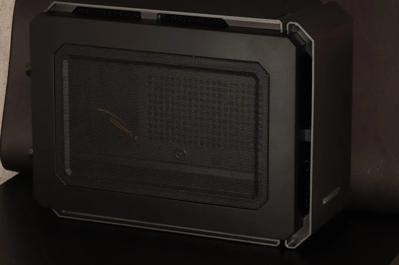 Cougar QBX: Стильний mini-ITX корпус для початківців та геймерів