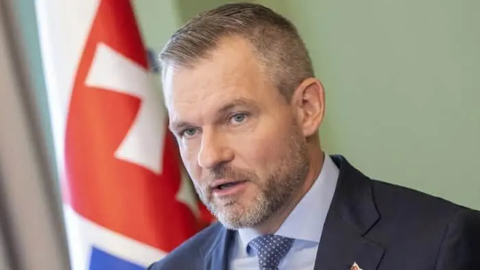 "Гола і боса": президент Словаччини скаржиться, що країна беззахисна перед ворожими дронами