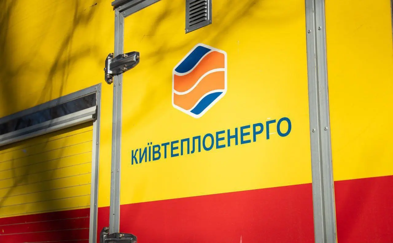 Комунальники якнайшвидше відремонтують тепломережу по вулиці Борщагівській, де сталось пошкодження