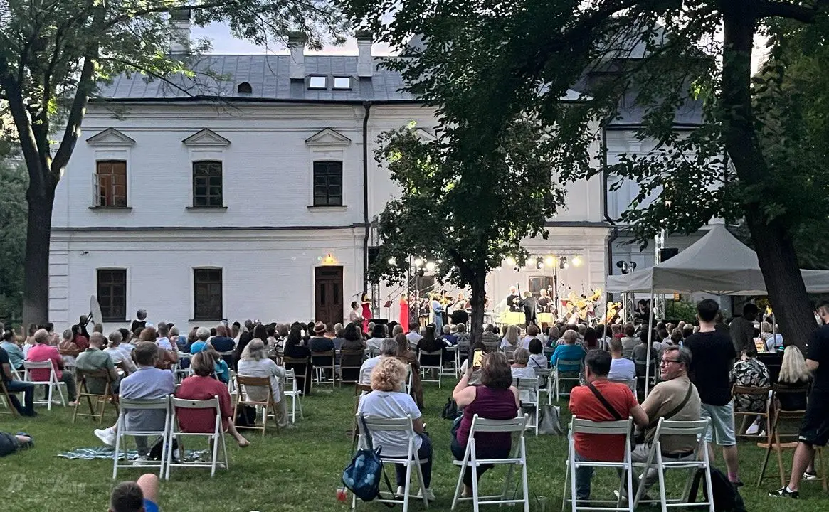 Кобзарі, квіти з фронту та прем’єри: гід по подіях фестивалю Bouquet Kyiv Stage