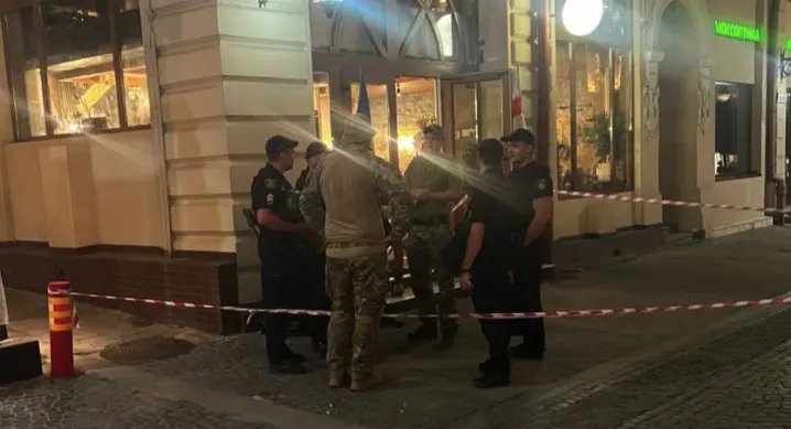 На Кобилянської у Чернівцях відвідувач ресторану залишив рюкзак і пішов