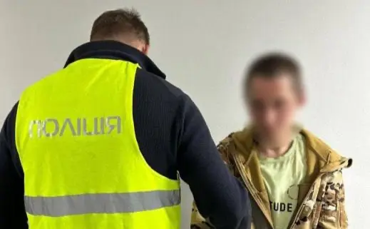 На Дарниці затримали чоловіка, який пограбував пораненого військового на кріслі колісному