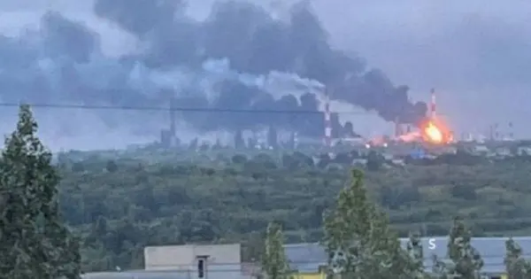 Атака дронів на російський НПЗ: сталася пожежа