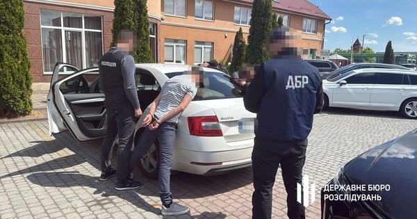 На Закарпатті затримали митника під час отримання $26 тис. доларів від ухилянтів