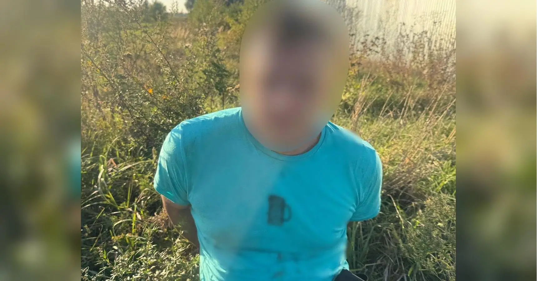 Кривава суперечка в потязі: молодик штрикнув чоловіка ножем у груди через дівчину