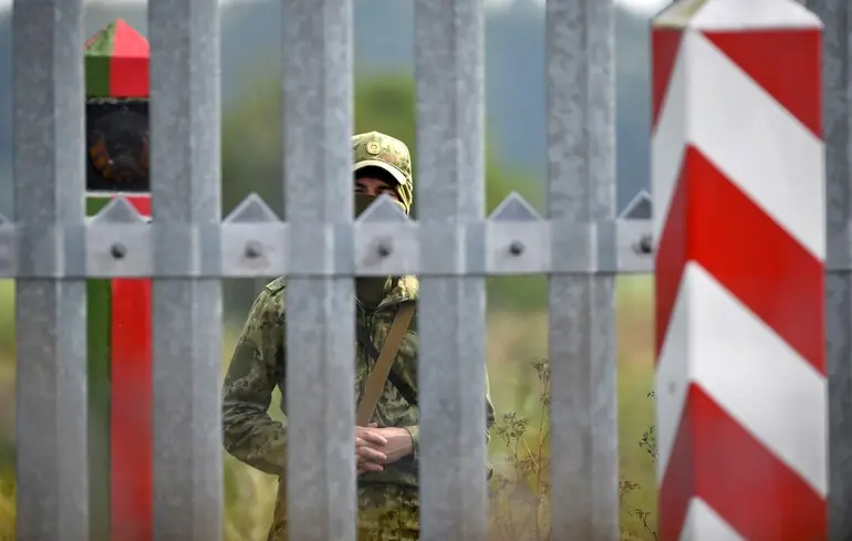 Польське МЗС закликає своїх громадян негайно покинути Білорусь: які причини