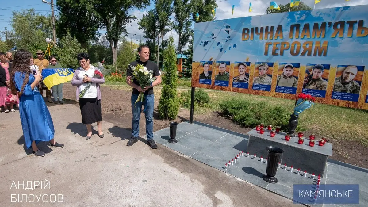 У селищі Карнаухівка з’явився пам’ятний знак на честь загиблих Захисників