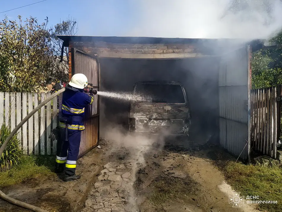 На Вінниччині через пожежу в гаражі згоріло авто, ще одне пошкоджене