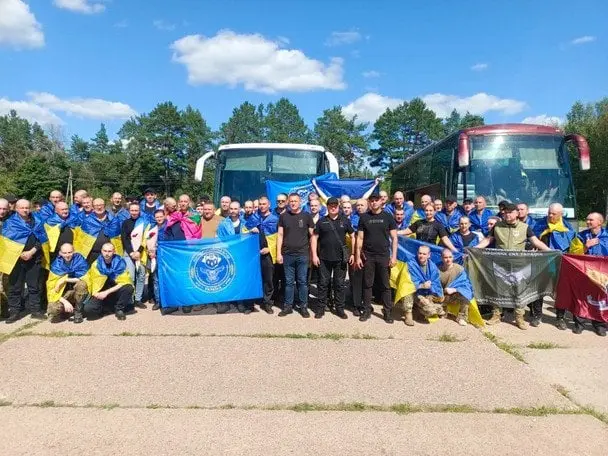 Зворушливі обійми та сльози: як родини зустрічали звільнених з полону 84 українців