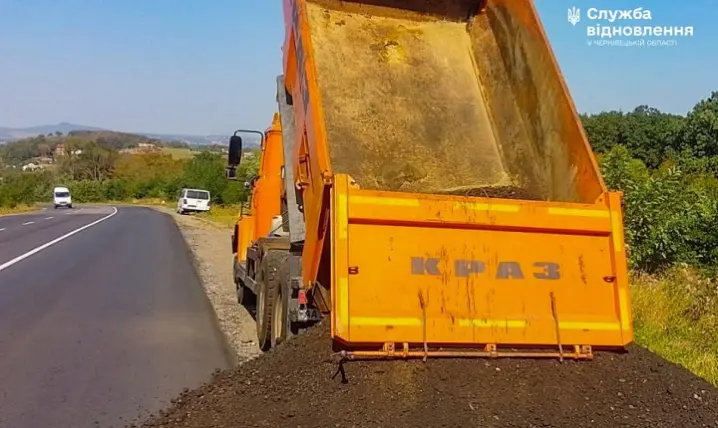 На Буковині поблизу кордону з Румунією укріплюють узбіччя на трасі