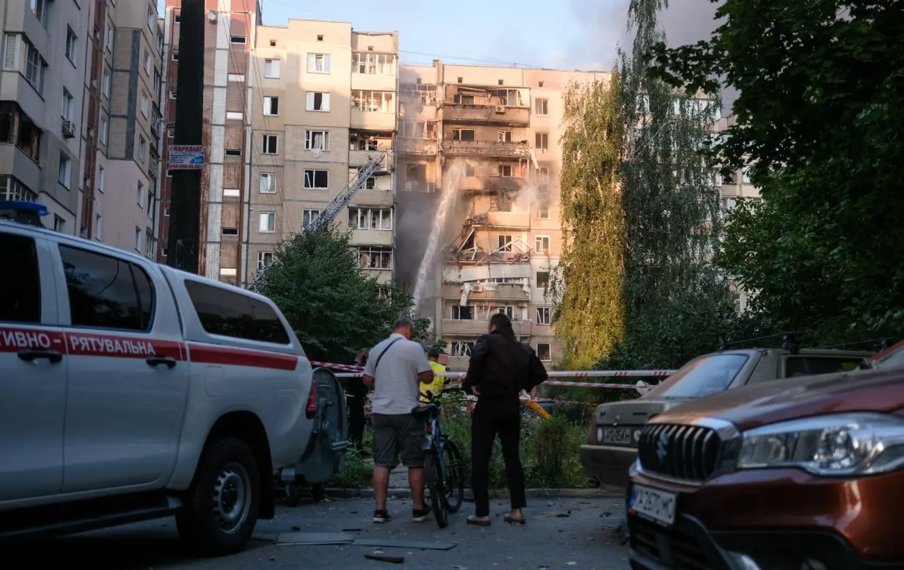 Який вигляд має пошкоджена багатоповерхівка на Борщагівці в Києві після удару РФ (фото)