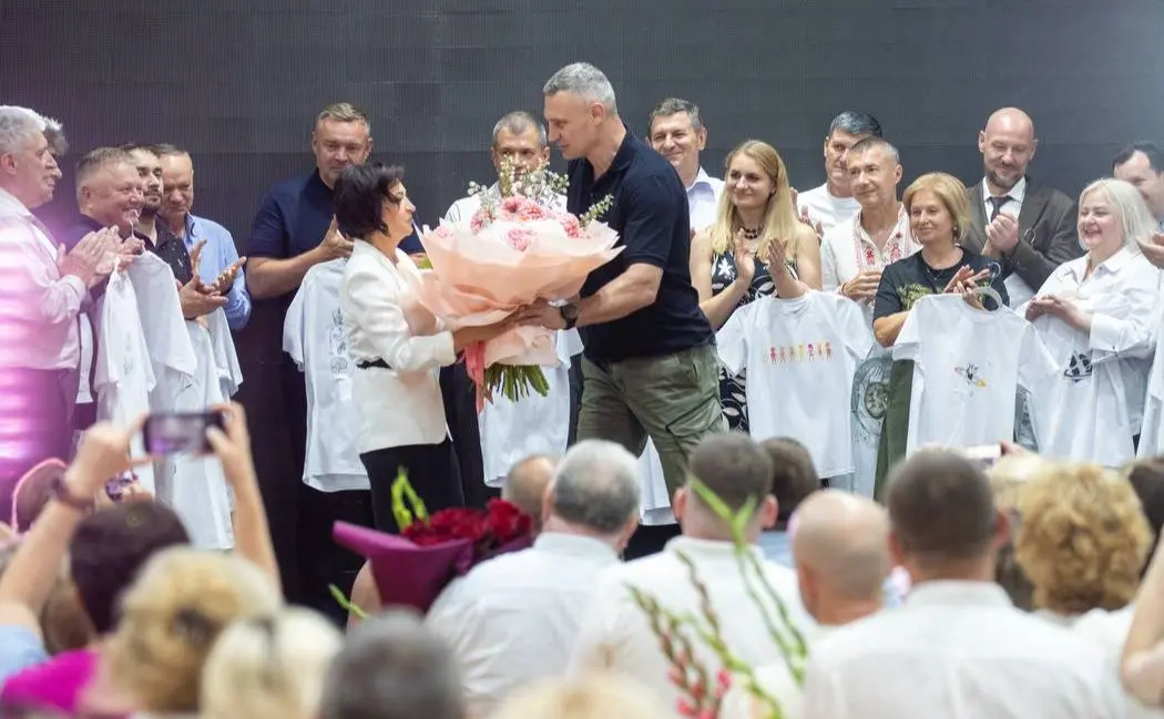 Кличко привітав київських медиків з прийдешнім професійним святом та вручив відзнаки