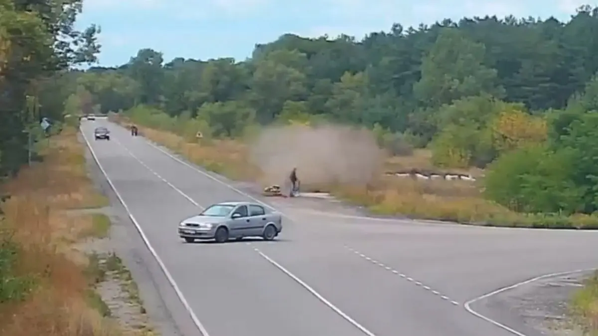 Відео моменту ДТП: на трасі у Дніпропетровській області Renault уникав зіткнення, злетів у кювет та перекинувся