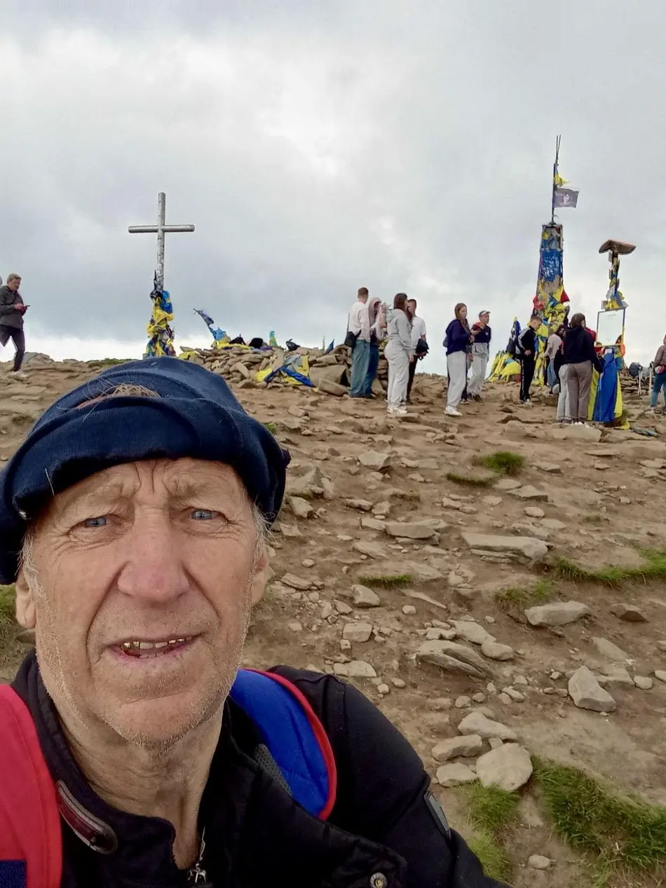 Прапор свого міста підняв на Говерлі 70-річний житель Бершаді