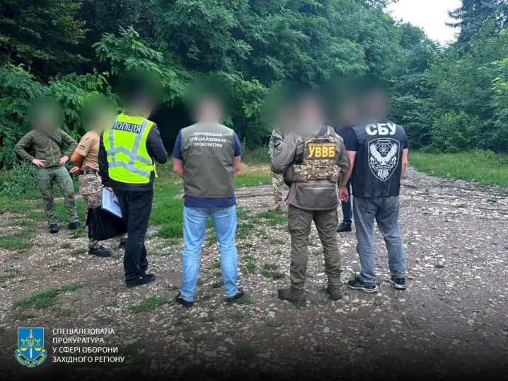 На Буковині затримано військовослужбовця, який за хабар намагався переправити чоловіків до Молдови