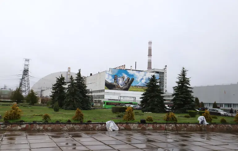 Через російський удар по Славутичі Чорнобильська АЕС залишилась без енергоживлення
