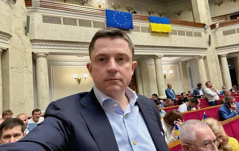 У Верховній Раді стане одним депутатом менше: Олесь Довгий достроково складає повноваження