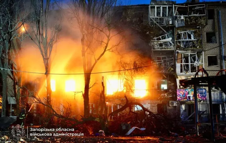 Щонайменше 12 ударів: у Запоріжжі горять будинки, є поранені та влучання по промисловості