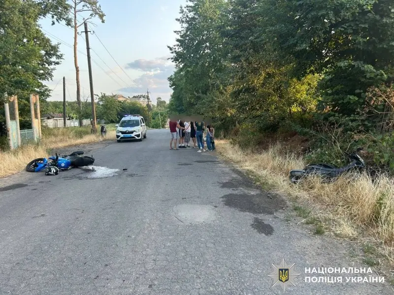 Троє дітей, які їхали на скутері та мотоциклі, потрапили в аварію на Вінниччині